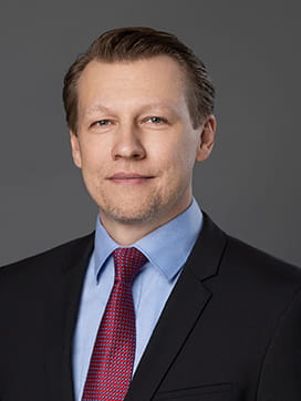 Maximilian Bach Headshot